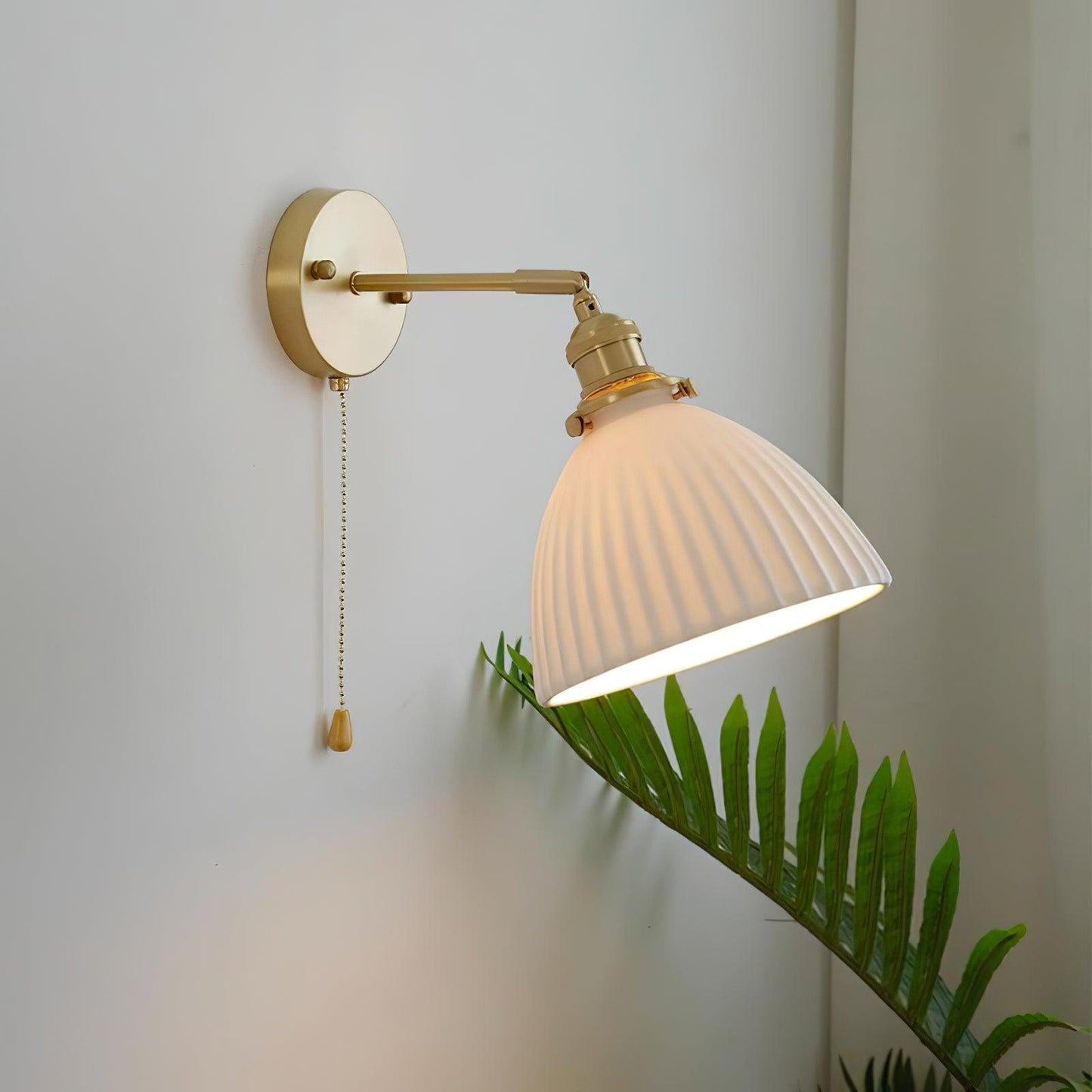 Elegante Wandlamp van Keramiek met Messing Afwerking voor Binnen – Tijdloze Muurlamp in Wit en Goud 1