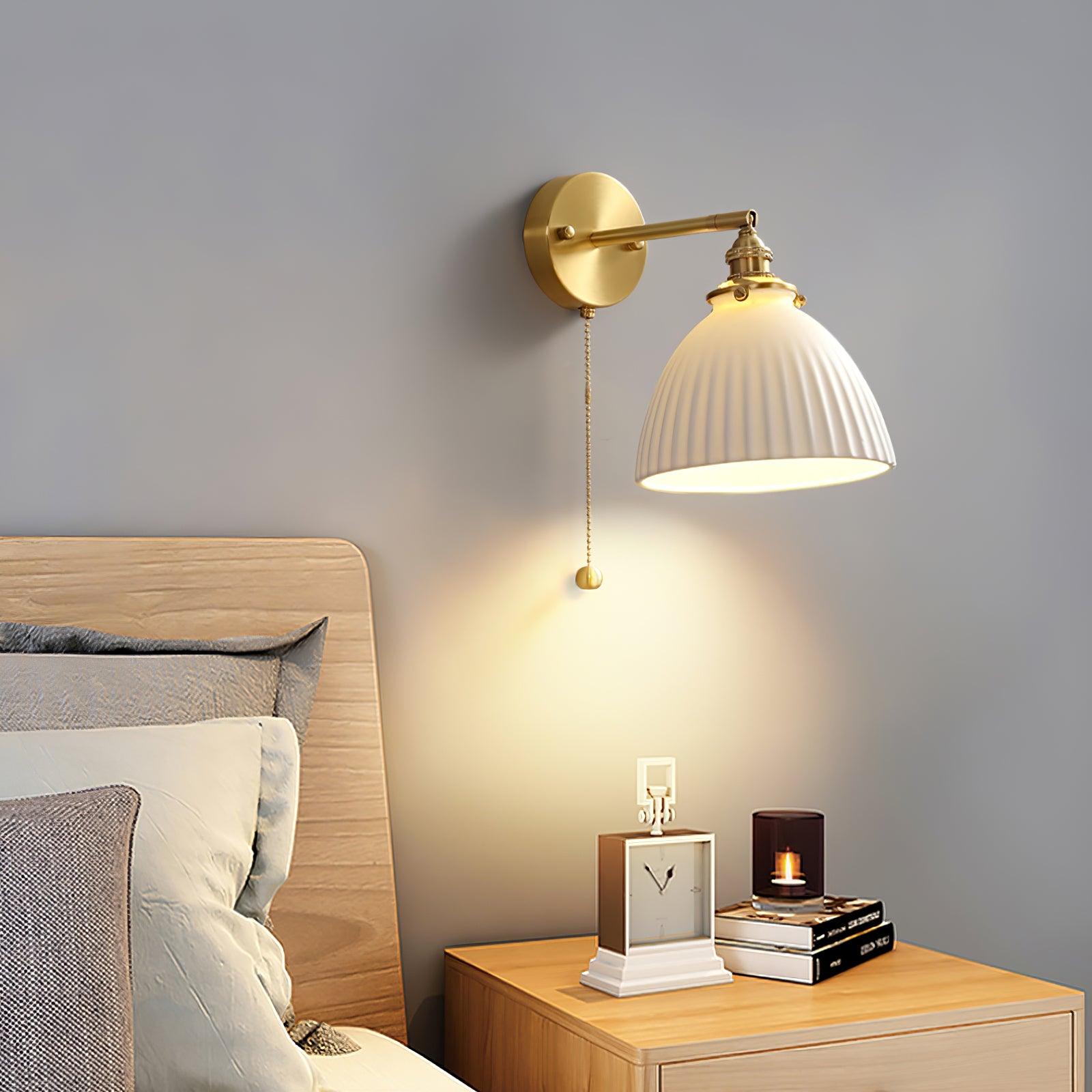 Elegante Wandlamp van Keramiek met Messing Afwerking voor Binnen – Tijdloze Muurlamp in Wit en Goud 2