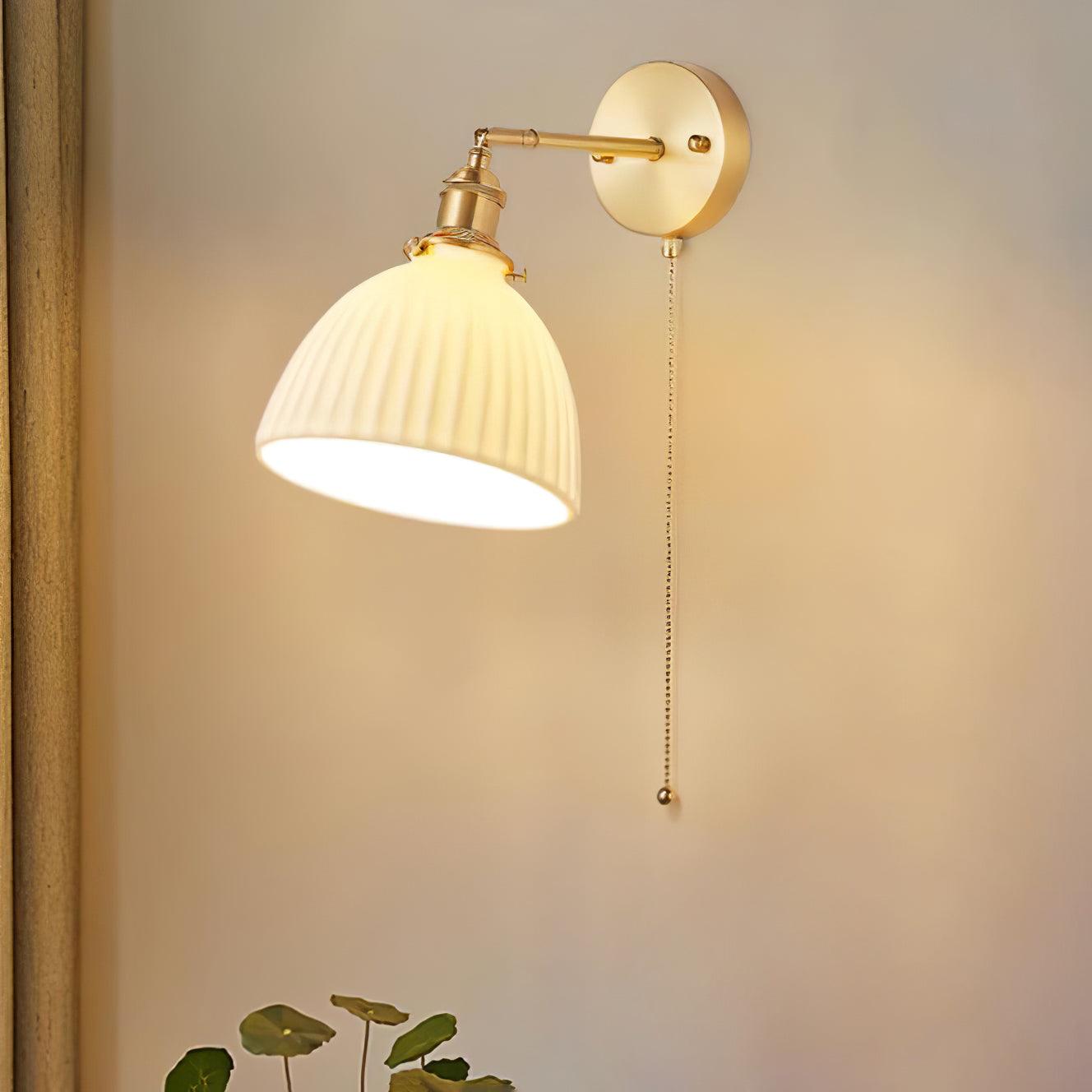 Elegante Wandlamp van Keramiek met Messing Afwerking voor Binnen – Tijdloze Muurlamp in Wit en Goud 3