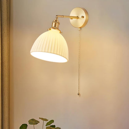 Elegante Wandlamp van Keramiek met Messing Afwerking voor Binnen – Tijdloze Muurlamp in Wit en Goud 3