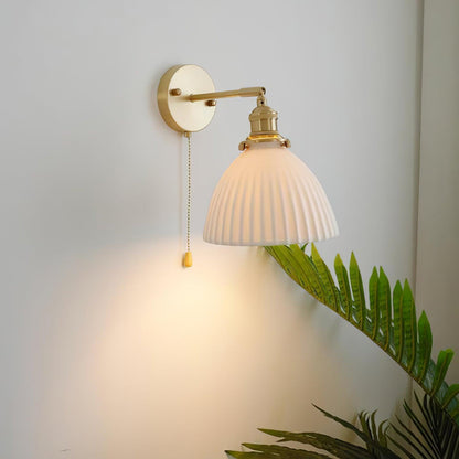 Elegante Wandlamp van Keramiek met Messing Afwerking voor Binnen – Tijdloze Muurlamp in Wit en Goud 4