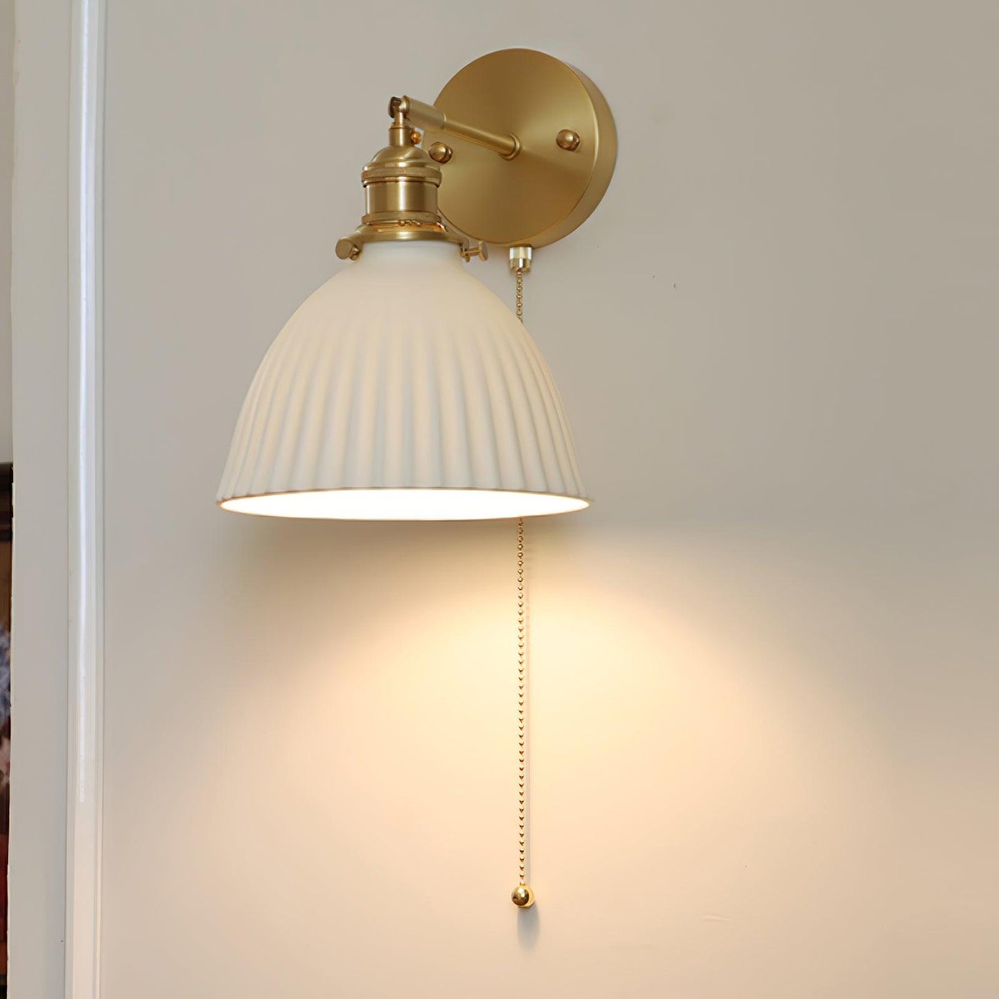 Elegante Wandlamp van Keramiek met Messing Afwerking voor Binnen – Tijdloze Muurlamp in Wit en Goud 5
