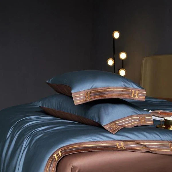 Luxe Satijnen Dekbedovertrek 240x220 in Diep Blauw met Chocoladebruine Randen en Gouden Strepen – Ademend Katoen 600 Draadcount 8