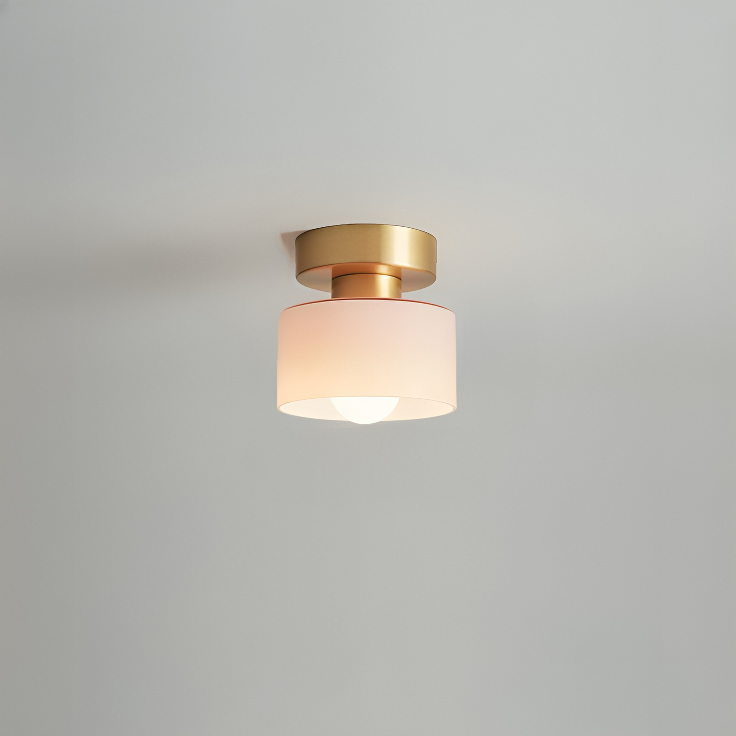 Moderne Plafondspot met Gouden Afwerking en LED Verlichting voor Elegante Sfeer – Compact Bauhaus Design 4