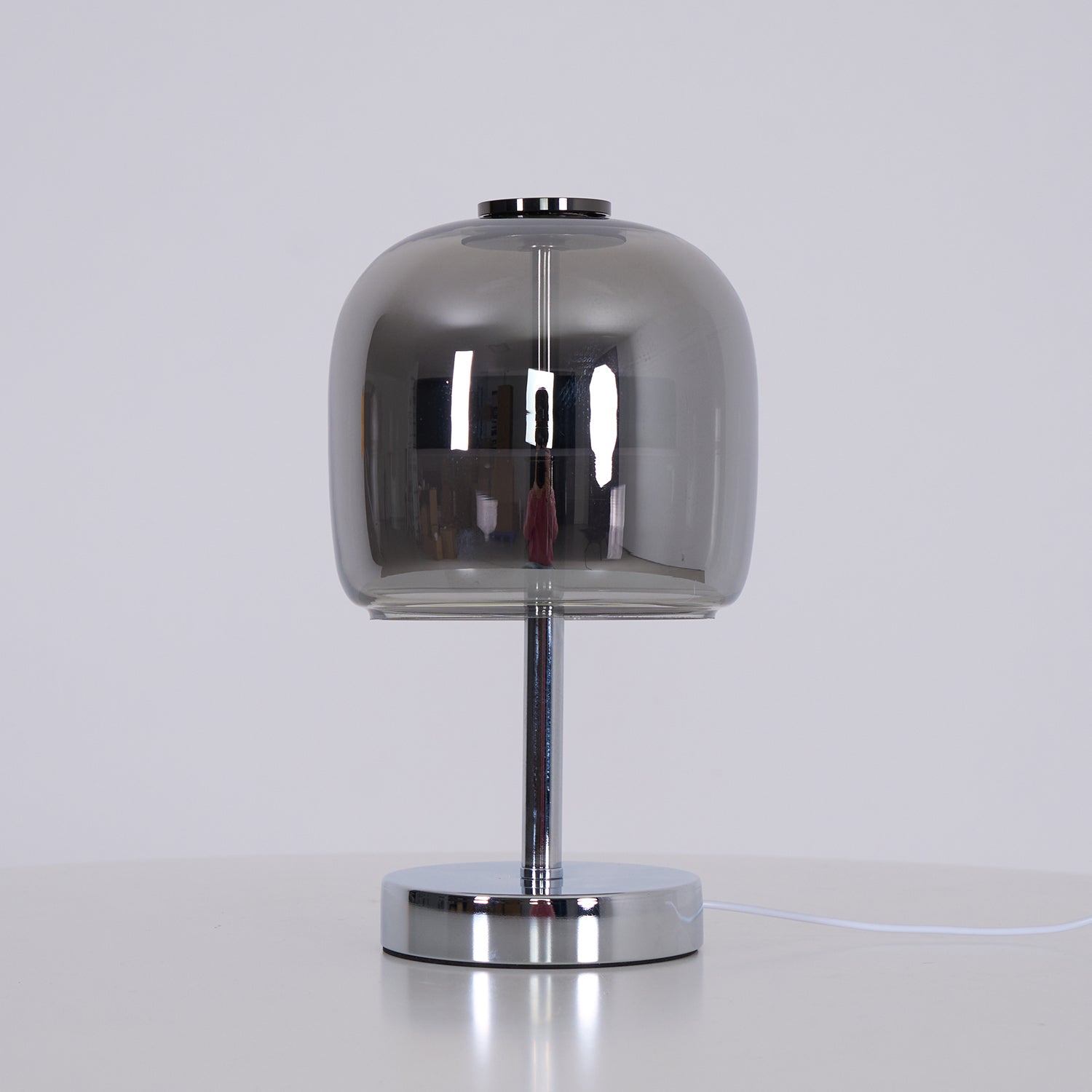 Moderne Tafellamp met Rookgrijs Glas en Verchroomde Voet - LED met Driekleurige Lichtinstellingen en USB Aansluiting 1