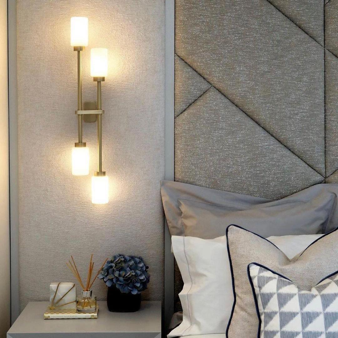 Moderne Wandlamp met Cilindervormige Glazen Kappen en Messing Afwerking 6