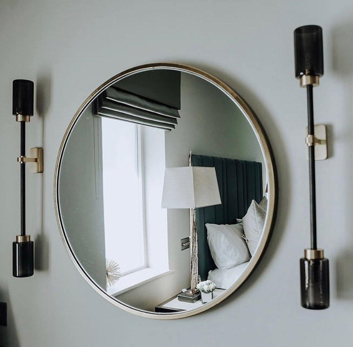 Moderne Wandlamp met Cilindervormige Glazen Kappen en Messing Afwerking 8