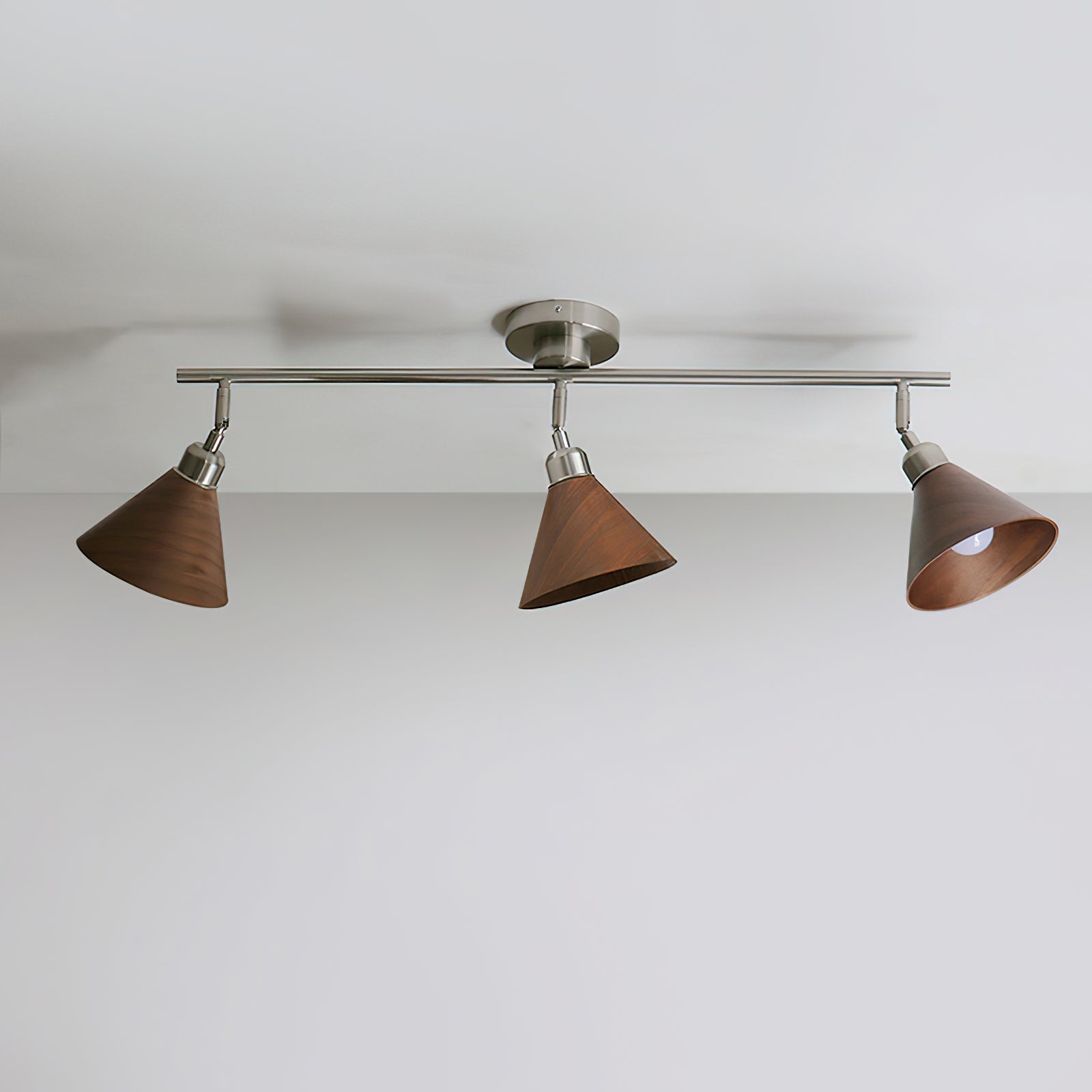 Moderne Zwarte Plafondlamp met Verstelbare Houten Kappen en Metalen Frame voor Keuken en Eetkamer 2