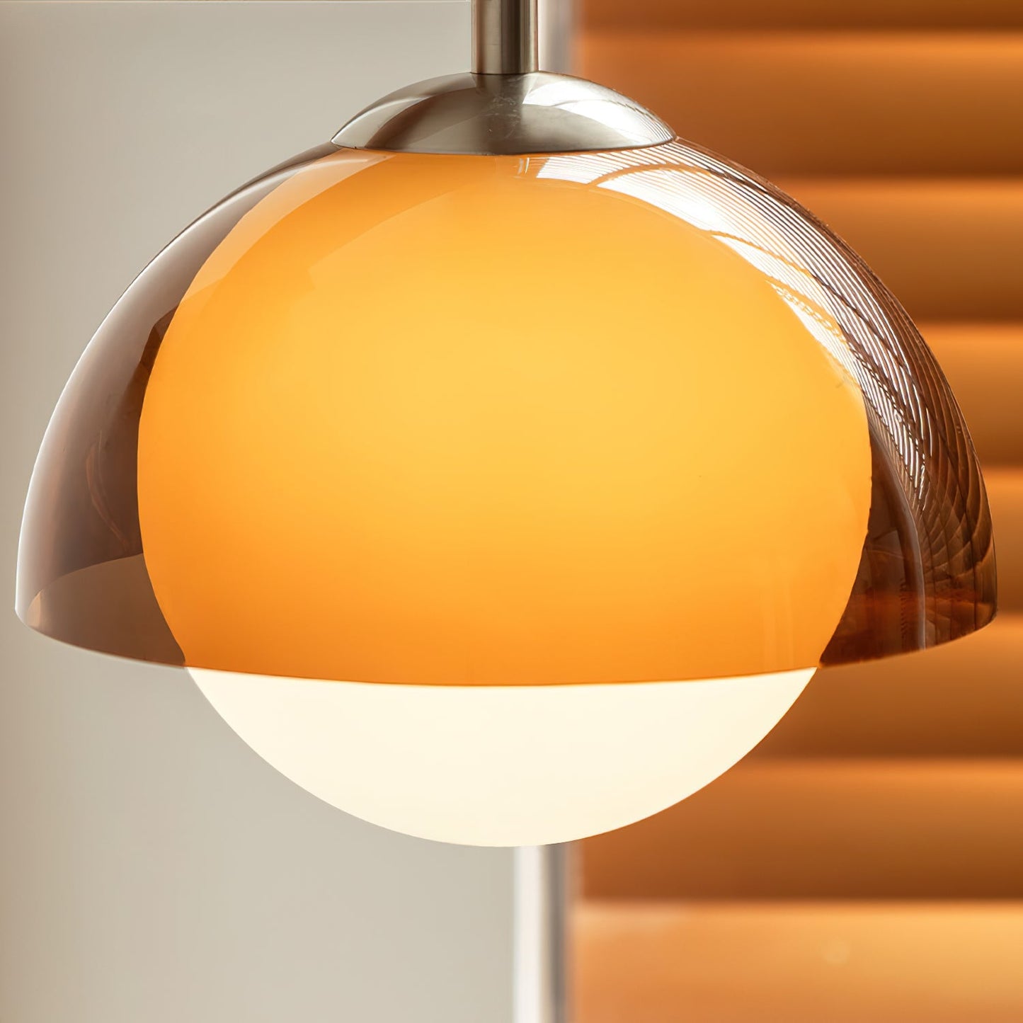 Tavino Wandlamp met Amberkleurige Acryl Kap en Houten Arm – Sfeervolle Muurlamp voor Binnengebruik 4