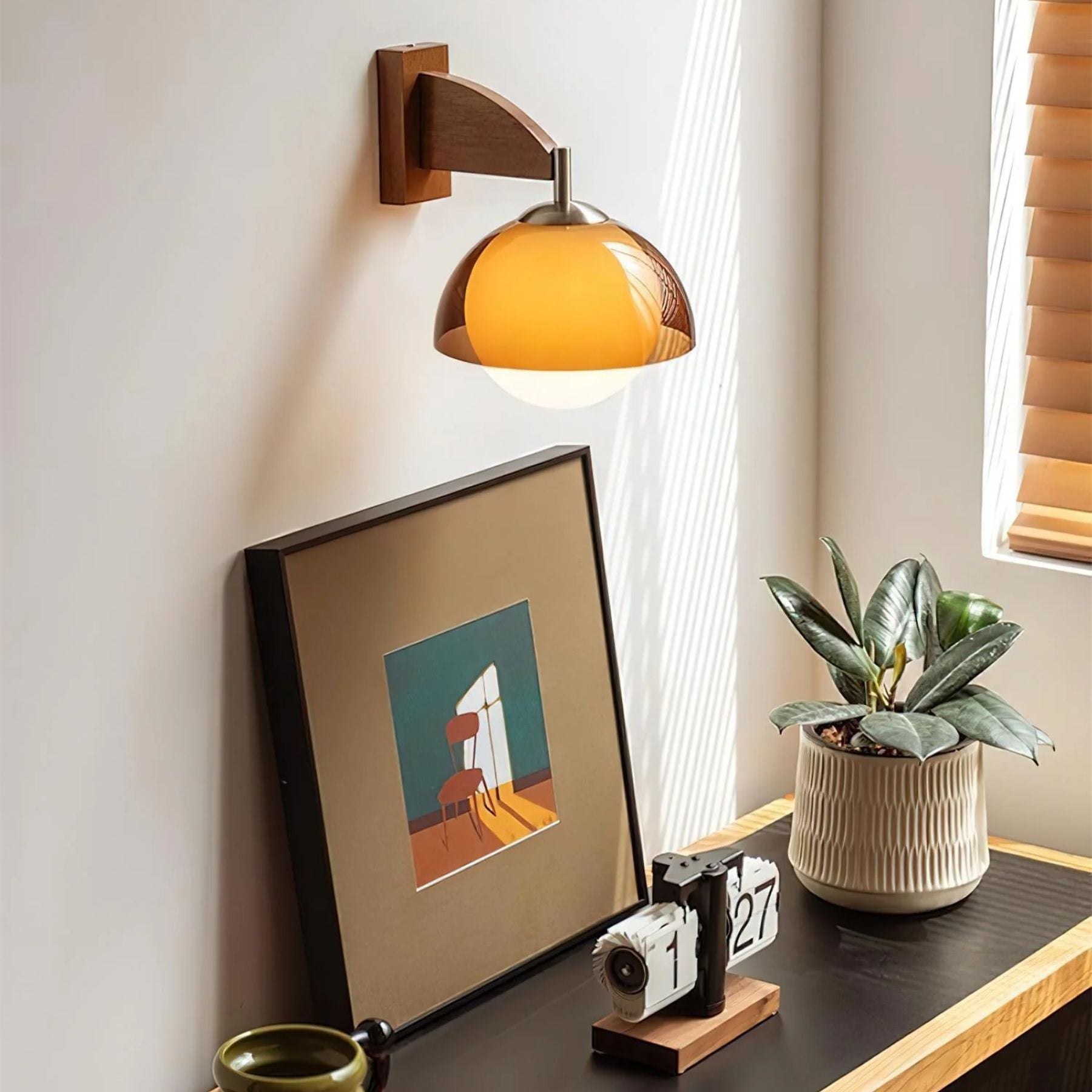 Tavino Wandlamp met Amberkleurige Acryl Kap en Houten Arm – Sfeervolle Muurlamp voor Binnengebruik 6