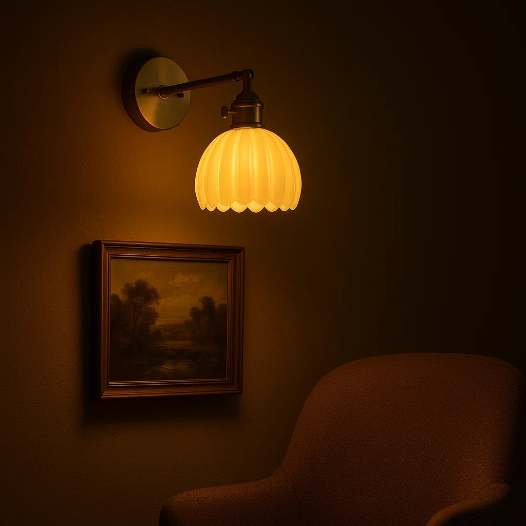 Vintage Wandlamp met Bloemvormige Glazen Kap - Sfeervolle Muurlamp voor Binnengebruik