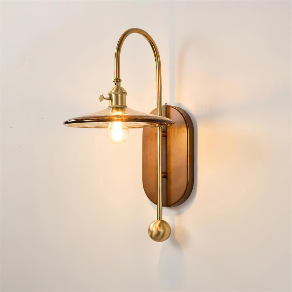 Wandlamp Lentes met Amberkleurige Glazen Kap en Messinglook Arm – Ideaal voor Woonkamer en Slaapkamer 7